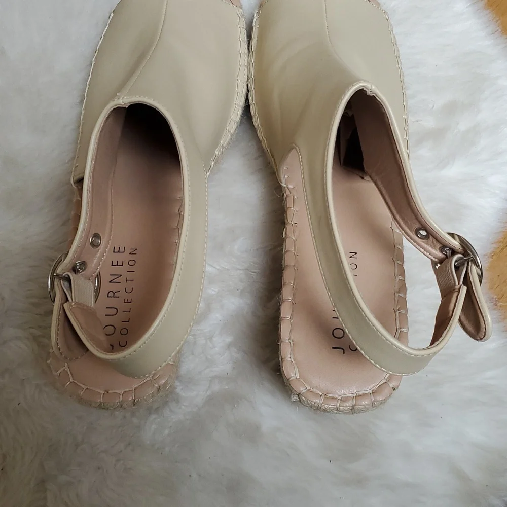 Journee Collection step out